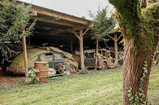 Fotografie nečekaných objevů cenných automobilů, které se ve světě našly v garážích, stodolách a jiných místech.