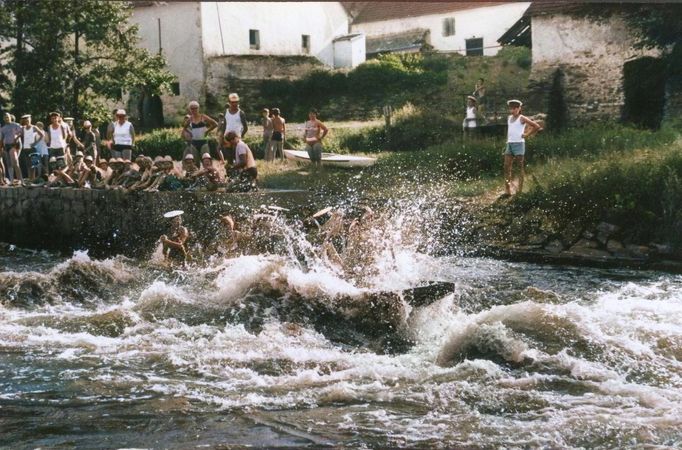 Archivní fotografie z kronik skautských oddílů z let 1969 a 1970. Kolorováno