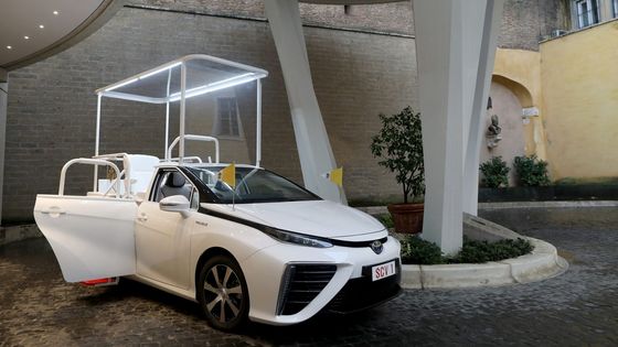 Papež si vyzkouší první vodíkový papamobil. Dostal speciálně upravenou Toyotu Mirai