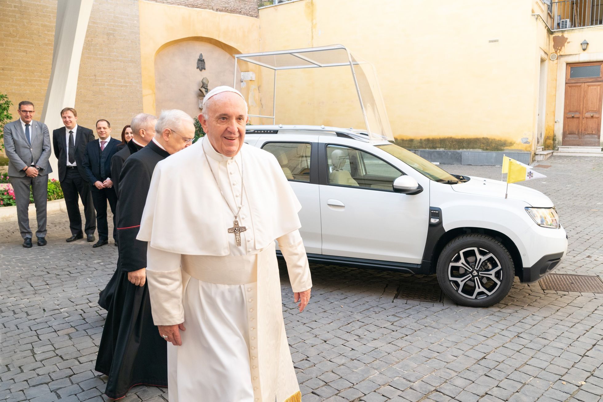 Papež František a Dacia Duster