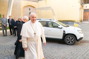 Papež František má nový papamobil. Místo Mercedesu může jezdit v Dacii Duster