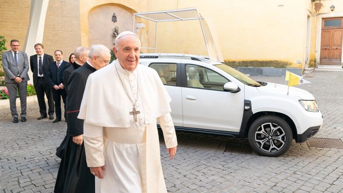 Papež František a jeho nová Dacia Duster.