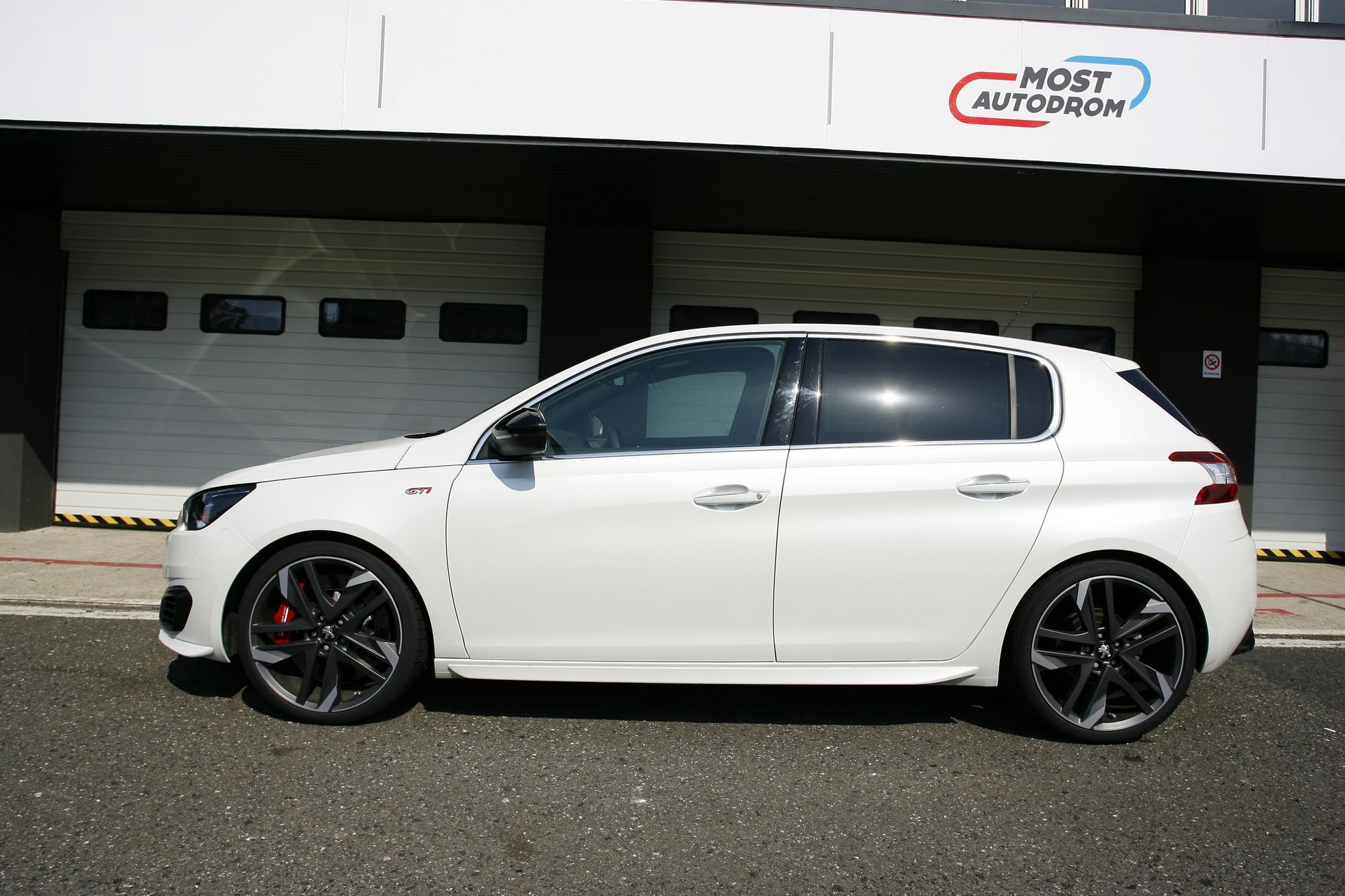 Peugeot 308 GTI - 9 bílý bok statický