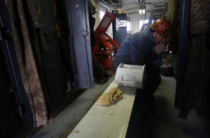 Roughneck Brian Waldner breaks for a snack on a True Company oil drilling rig outside Watford, North Dakota, October 20, 2012. Thousands of people have flooded into North Dakota to work in state's oil drilling boom. Picture taken October 20, 2012. REUTERS/Jim Urquhart (UNITED STATES - Tags: ENERGY BUSINESS EMPLOYMENT) Published: Říj. 22, 2012, 1:41 odp.