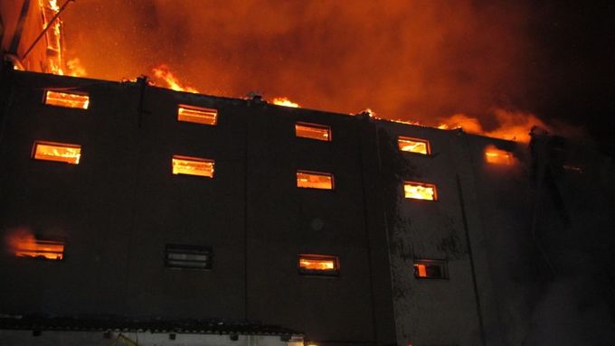 Hasiči nechali oheň pod jejich kontrolou dohořet (ilustrační foto).