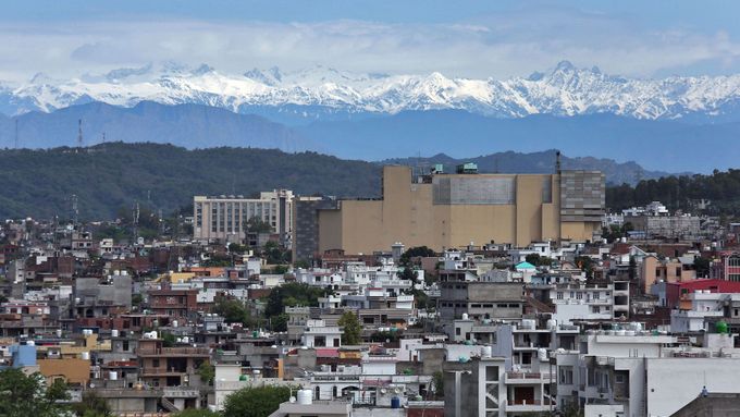 Město Džammú leží v Kašmíru, a když není vzduch znečištěný smogem, lze vidět zasněžené vrcholky hor.