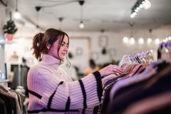 Od střední podniká s oděvy z druhé ruky. Krásné věci hledejte v malých sekáčích, radí