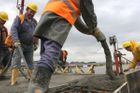 Výrobce cementu Holcim doplácí na rekordně silný frank