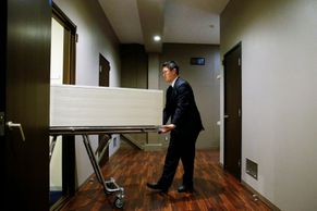 Foto: Odpočívej v pokoji. V Japonsku se rodí hotely pro mrtvé, země nestíhá zpopelňovat zemřelé