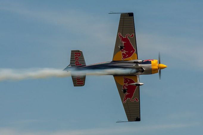 Pilot Beter Besenyei se podílel na vývoji tohoto akrobatického speciálu a je zakládajícím pilotem Red Bull Air Race.