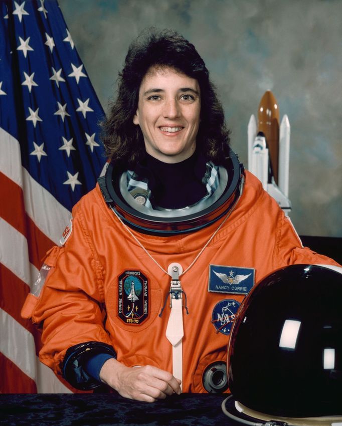 Americká astronautka Nancy Currie, členka první mise na stavbu Mezinárodní vesmírné stanice. Byla to právě Currie, kdo spojil první dva moduly ISS na oběžné dráze.