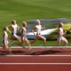 Atletky bojují v semifinále běhu na 1500 m.