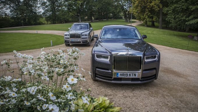 Rolls-Royce Phantom (vpředu) a SUV Cullinan.