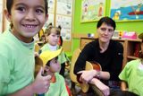 Paní učitelka s pochopením, trpělivostí a nezbytnou kytarou má mezi svými dětmi respekt.