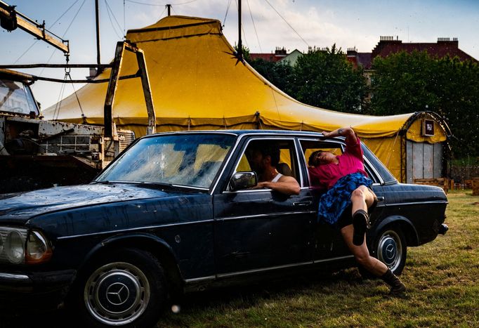 Snímek ze sobotního uvedení inscenace Rouge Nord od Cirque Pardi na festivalu Arena.