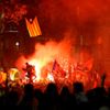 Fanoušci fotbalistů FC Barcelona slaví v ulicích triumf v Champions League.