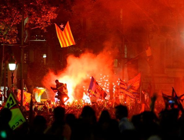 Fanoušci fotbalistů FC Barcelona slaví v ulicích triumf v Champions League.