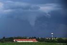 Foto: Tromba i supercela. Nad Českem se objevily unikátní mraky, při kterých vznikají tornáda