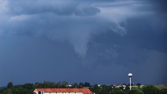 Foto: Tromba i supercela. Nad Českem se objevily unikátní mraky, při kterých vznikají tornáda