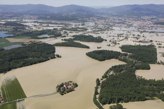 Zavítejme nyní prostřednictvím letadla do Dolního Bavorska, kde se pro změnu ze břehů rozlila řeka Dunaj. Zde vidití zatopenou oblast obklopující město Deggendorf.