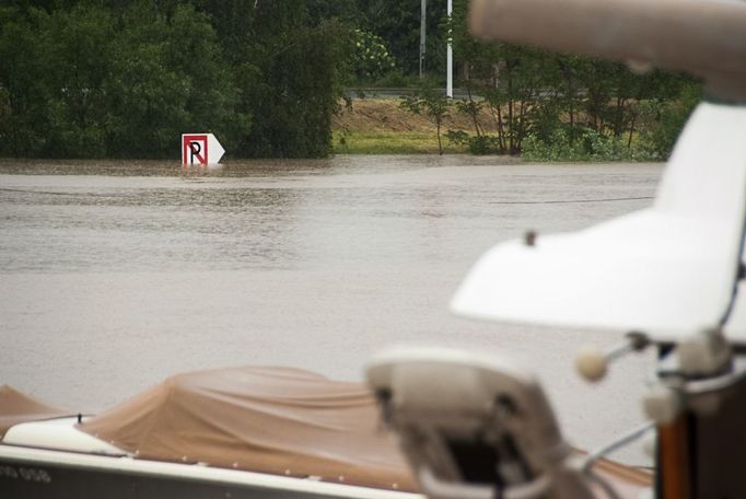 Takovéto záběry bylo možné pořídit z mola holešovického přístavu okolo 10 hodiny dopolední. Lodní značka už byla skoro celá zatopená.