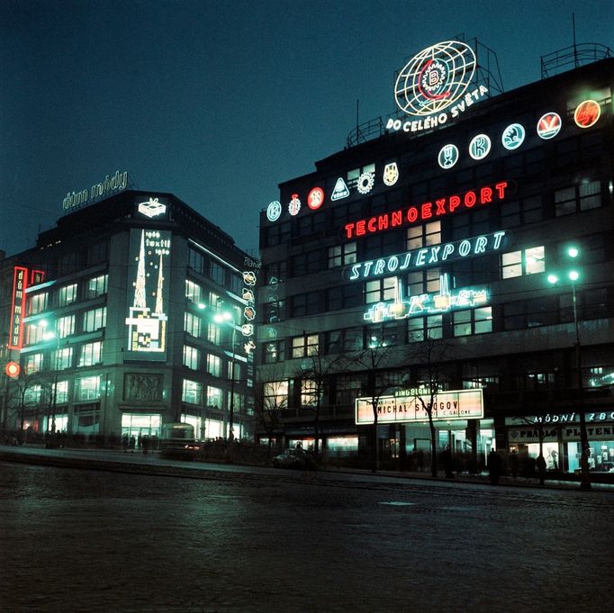 Pohled na rozsvícené  reklamní neony na Domě Potravin, budově Strojexportu a Paláci Fenix na dalším záběru. Václavské náměstí, Praha , rok 1962