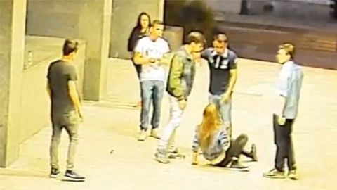 Mladíci brutálně zmlátili dívku přímo před budovou Policejního prezídia