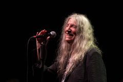 Freedom! Svoboda! Uhrančivá Patti Smith zazpívala v Praze. Její kouzlo stále funguje