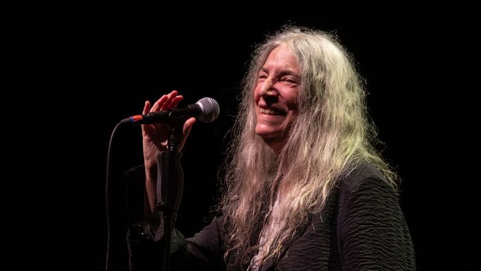 Americká hudební legenda Patti Smith během sobotního pražského koncertu ve Foru Karlín.