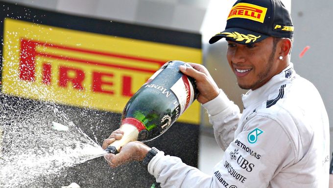 Lewis Hamilton slaví triumf v Grand Prix Itálie.