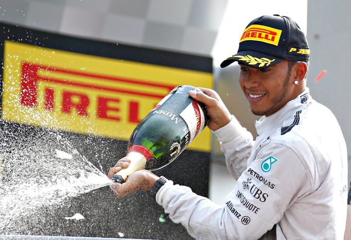 Mercedes Formula One driver Lewis Hamilton of Britain celebrates with champagne after winning the Italian F1 Grand Prix in Monza September 7, 2014. REUTERS/Stefano Rellan