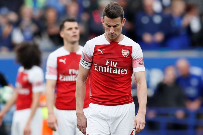 36. kolo anglické fotbalové ligy 2018/19, Leicester - Arsenal: Zklamaný Laurent Koscielny.