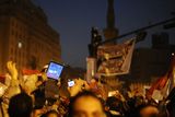 Oslavy u příležitosti rezignace egyptského prezidenta Husního Mubaraka. Náměstí Tahrír jásá a jeden z demonstrantů ukazuje na svém notebooku fotografie z právě probíhajících oslav.