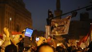 Oslavy u příležitosti rezignace egyptského prezidenta Husního Mubaraka. Náměstí Tahrír jásá a jeden z demonstrantů ukazuje na svém notebooku fotografie z právě probíhajících oslav.