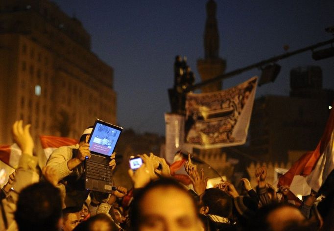 Oslavy u příležitosti rezignace egyptského prezidenta Husního Mubaraka. Náměstí Tahrír jásá a jeden z demonstrantů ukazuje na svém notebooku fotografie z právě probíhajících oslav.