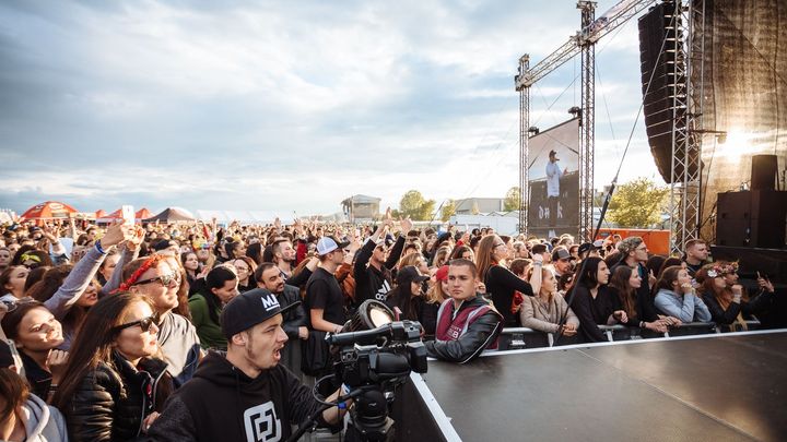 Policie prověřuje jednání těžkooděnce, který udeřil muže na Majálesu v Praze