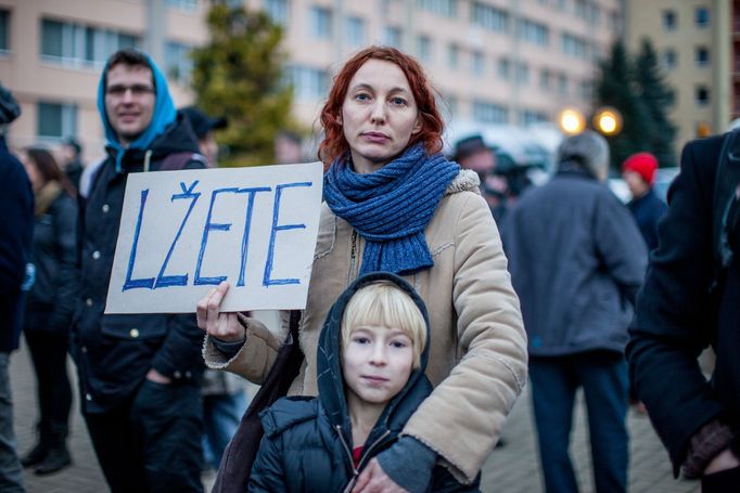 Protesty proti Konferenci evropských protiimigračních stran z frakce Evropa národů a svobody, kterou pořádá SPD.