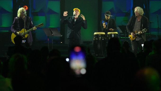 Mike Mills, Michael Stipe, Bill Berry a Peter Buck při čtvrtečním vystoupení R.E.M. na ceremoniálu Songwriters Hall of Fame.