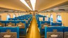 Interiér vlaku JR700 shinkansen na nádraží v Kjótu, Japonsko, 5. července 2017.