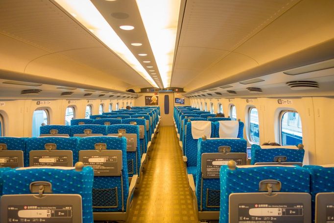 Interiér vlaku JR700 shinkansen na nádraží v Kjótu, Japonsko, 5. července 2017.