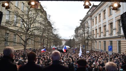 Demokracii ohrožuje diktatura referend a firemní představa řízení státu, říká rektor Bek