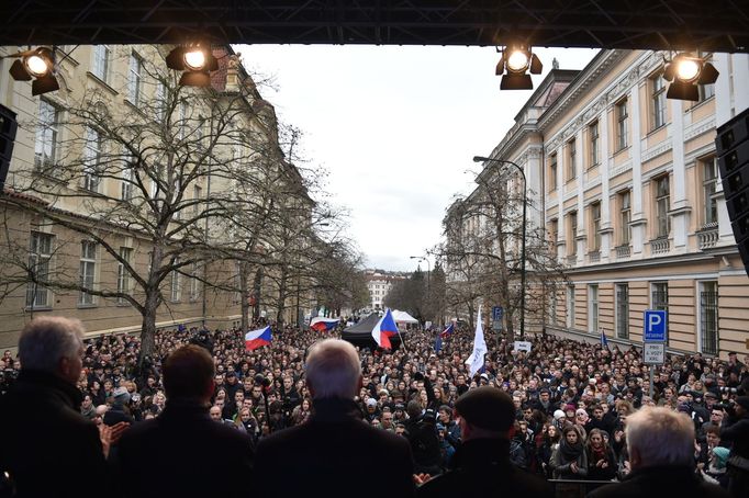 Na pražském Albertově lidé uctili 17. listopadu státní svátek u památníku připomínající, že odtud vyšel 17. listopadu 1989 pochod studentů na Národní třídu.