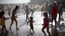 People play in the water at Coney Island in the Brooklyn section of New York June 23, 2012. REUTERS/Eric Thayer (UNITED STATES - Tags: ENVIRONMENT SOCIETY) Published: Čer. 24, 2012, 12:09 dop.