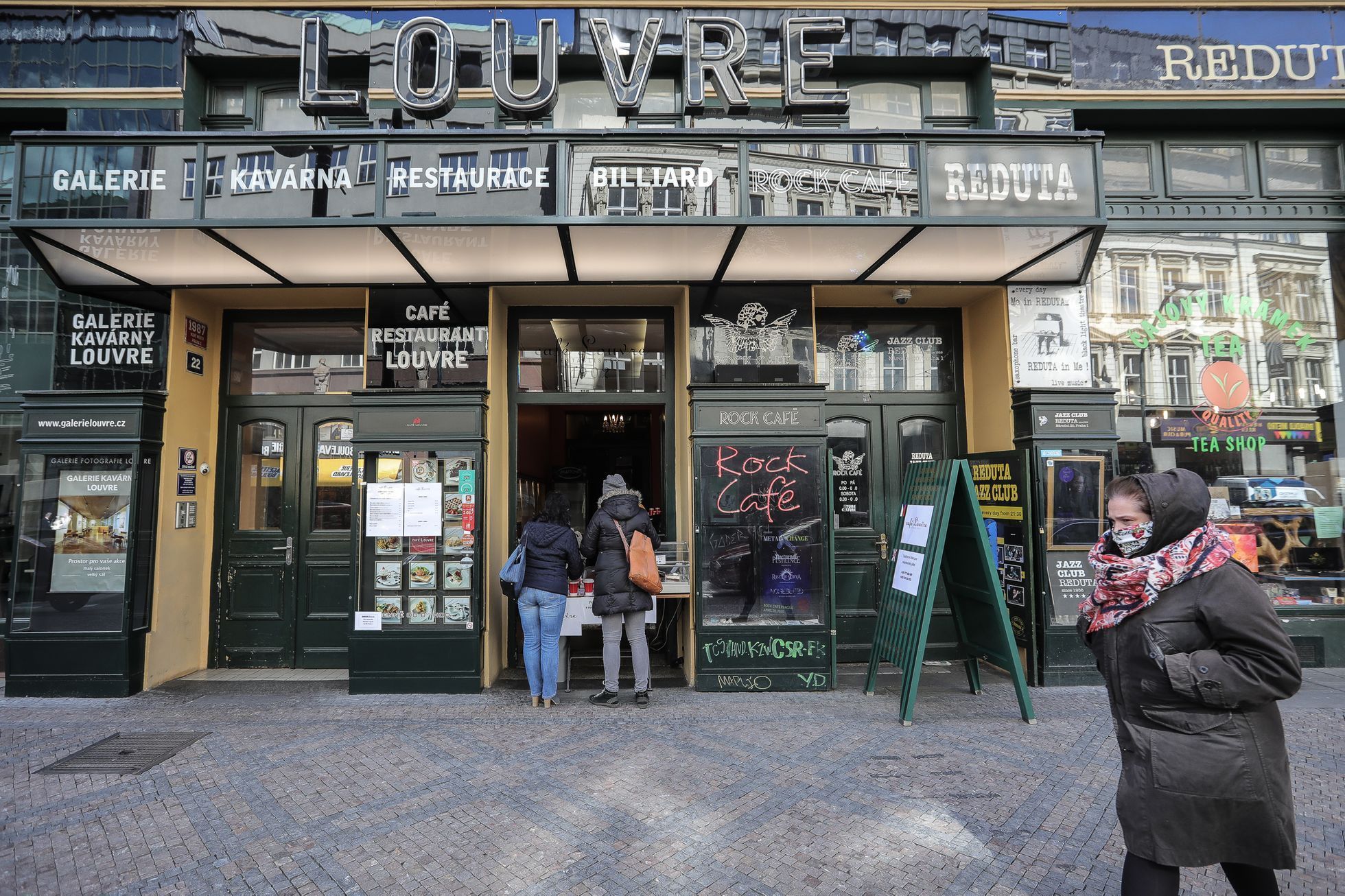 Restaurace a nouzový stav - koronavirus, výdejní okna, hospoda, jídlo, Louvre
