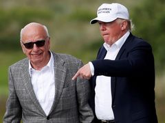 Mediální magnát Rupert Murdoch a Donald Trump na snímku z roku 2016.