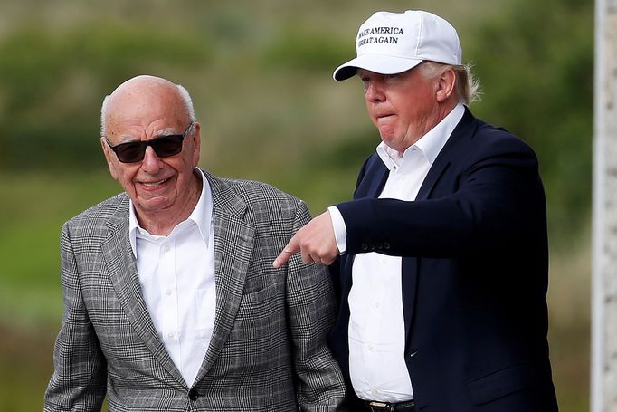 Mediální magnát Rupert Murdoch a Donald Trump na snímku z roku 2016.