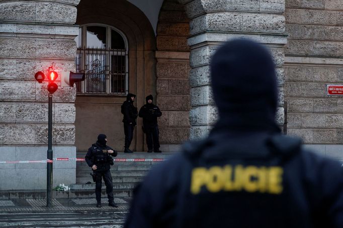 Policie hlídkuje v okolí pražské filozofické fakulty po čtvrteční střelbě.