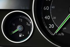 Řidiči tankují nejlevněji od února. Cena benzinu klesla za měsíc o korunu