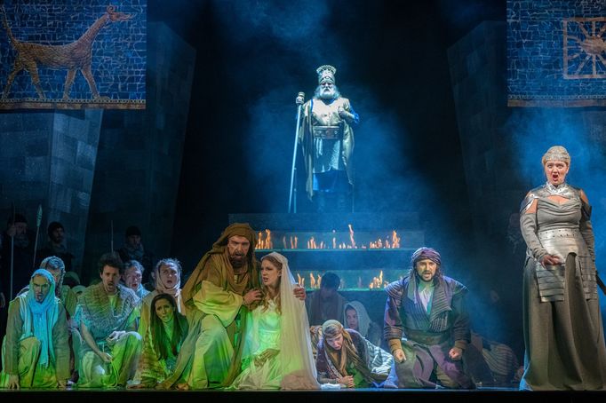 Uprostřed je Andrij Škurhan jako Nabucco.