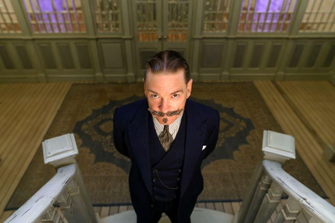 Kenneth Branagh jako Hercule Poirot.
